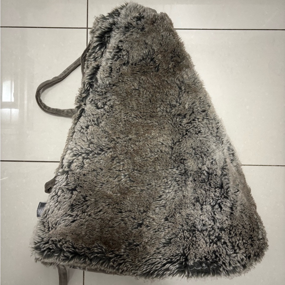 GlucksteinHome Faux Fur Gray Tree Skirt
